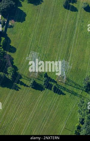 Vue aérienne des lignes et des tours de transmission de puissance par le dessus. Banque D'Images