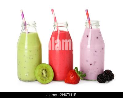 Différents smoothies dans des flacons en verre sur fond blanc Banque D'Images