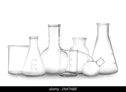 Nettoyer la verrerie de laboratoire vide isolée sur du blanc Banque D'Images