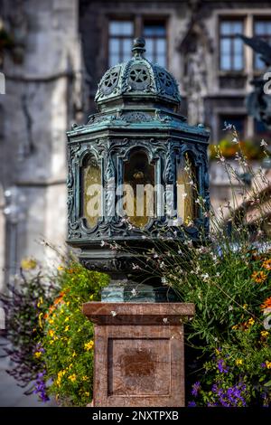 Germany, Bavaria, Munich, La Place Marienplatz, le Neues Rathaus, nouvel hôtel de ville, Statue Banque D'Images