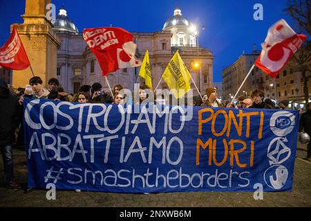 Rome, Italie. 01st mars 2023. Activista tient une bannière sur la Piazza Esquilino à Rome (photo de Matteo Nardone/Pacific Press) crédit: Pacific Press Media production Corp./Alay Live News Banque D'Images