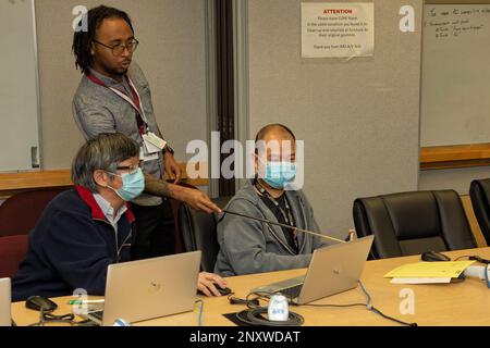 SILVER SPRING, Md. (10 février 2023) Kamarri Norris, un entrepreneur qui appuie la transition VERS LA GENÈSE du système de santé militaire, dispense une formation au personnel du Centre de recherche médicale navale (CNMV). La formation permet de familiariser les cliniciens et le personnel des laboratoires de diagnostic avec le nouveau système de dossiers de santé militaire, qui remplacera le système existant lors de sa mise en service au printemps. En appui à la Marine, au Marine corps et aux combattants américains conjoints, les chercheurs du CNMV étudient les maladies infectieuses, la détection et la défense de la guerre biologique, les soins aux victimes de combat, les problèmes de santé environnementale, l'aérospatiale et le médication sous-marin Banque D'Images