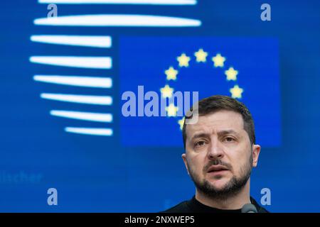 Bruxelles, Belgique. 9th févr. 2023. Le président ukrainien VOLODYMYR ZELENSKYY s'exprime lors d'une conférence de presse conjointe avec Ursula von der Leyen, présidente de la Commission européenne, et Charles Michel, président du Conseil européen, lors du sommet de l'EUCO, réunion des dirigeants européens, Une partie de sa visite au Royaume-Uni et dans l'UE demandant un soutien supplémentaire à l'Ukraine contre l'invasion russe. (Credit image: © Nik Oiko/SOPA Images via ZUMA Press Wire) USAGE ÉDITORIAL SEULEMENT! Non destiné À un usage commercial ! Banque D'Images