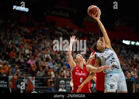 Eleni Syrra d'Olympiacos SFP (L), Anna Spyridopoulou d'Olympiacos SFP (C) et cierra Burdick de Valencia basket (R) en action pendant l'Eurolea J14 Banque D'Images