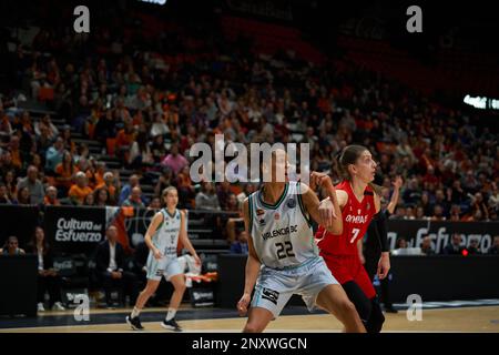 Cierra Burdick de Valence Panier (L) et Anna Spyridopoulou de Olympiacos SFP (R) en action pendant l'EuroLeague Women J14 sur 1 mars 2023 à Fuent Banque D'Images