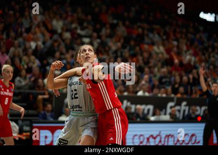 Cierra Burdick de Valence Panier (L) et Anna Spyridopoulou de Olympiacos SFP (R) en action pendant l'EuroLeague Women J14 sur 1 mars 2023 à Fuent Banque D'Images