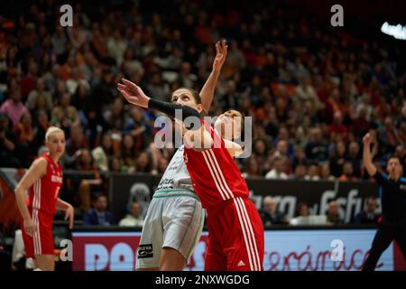 Cierra Burdick de Valence Panier (L) et Anna Spyridopoulou de Olympiacos SFP (R) en action pendant l'EuroLeague Women J14 sur 1 mars 2023 à Fuent Banque D'Images