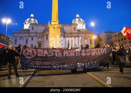 Rome, Italie. 01st mars 2023. Les activistes détiennent une bannière sur la Piazza Esquilino à Rome (photo de Matteo Nardone/Pacific Press/Sipa USA) crédit: SIPA USA/Alay Live News Banque D'Images