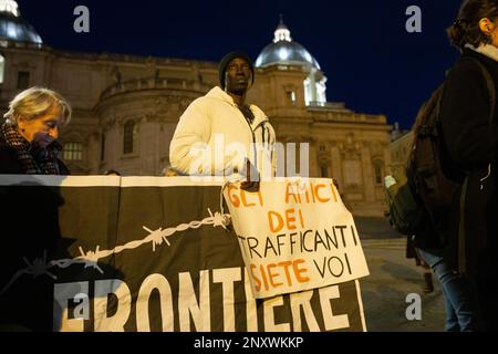 Rome, Italie. 01st mars 2023. Un activiste tient une bannière sur la Piazza Esquilino à Rome (photo de Matteo Nardone/Pacific Press/Sipa USA) crédit: SIPA USA/Alay Live News Banque D'Images