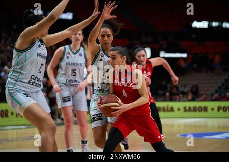 Cierra Burdick de Valence Panier (L) et Anna Stamolamprou de Olympiacos SFP (R) en action pendant l'EuroLeague Women J14 sur 1 mars 2023 à Fuente Banque D'Images