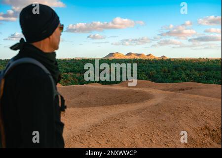 Vue d'un homme qui regarde l'oasis de Siwa en Égypte Banque D'Images