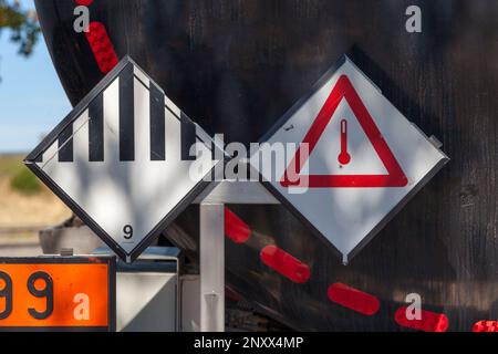 Panneaux de marchandises dangereuses à l'arrière d'un camion-citerne. La plaque de gauche indique que le produit est un produit dangereux et la plaque de droite qu'il est déclenché lors de l'Ele Banque D'Images