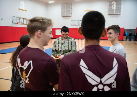 L'Hospitalman Robert Ovenshire, affecté à l'unité d'entraînement de préparation à la médecine navale Everett, présente les cadets du corps d'entraînement des officiers de la Réserve juniors pour la partie forme physique d'un concours régional du JROTC à l'école secondaire Shelton, à Shelton, Washington, le 4 février 2023. Des membres actifs de toutes les branches de service ont participé en tant que juges à la compétition, qui a rassemblé des élèves du JROTC du secondaire local pour participer à une série de quatre événements, dont la couleur, la forme physique, les universitaires et une performance cérémonielle de style militaire. Banque D'Images