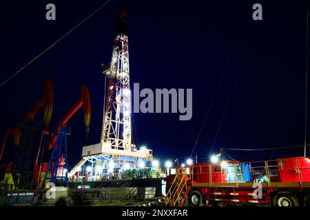 Equipement de forage pétrolier dans la soirée Banque D'Images