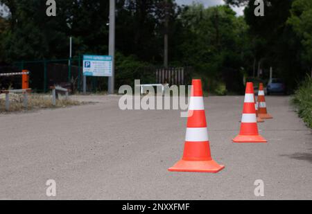Cônes orange de circulation sur la route Banque D'Images