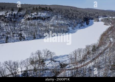 Vue aérienne du réservoir West Hartford en hiver Banque D'Images