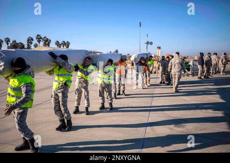 Le personnel militaire turc se prépare à charger un américain Armée CH-47 Chinook du 3rd Bataillon, 501st Aviation Regiment, combat Aviation Brigade, 1st Armored Division (IAD CAB), avec aide humanitaire et fournitures à la base aérienne d'Incirlik, Türkiye, 15 février 2023. La CABINE 1AD offre une capacité de levage dynamique en soutien direct des efforts de secours de l'USAID et de la Turquie. 1AD CAB est l'une des unités militaires américaines soutenant Task Force 61/2 (TF 61/2), opérant sous les États-Unis Forces navales Europe (NAVEUR), États-Unis Sixième parc et États-Unis Commandement européen dans le cadre des efforts internationaux de secours en cas de catastrophe de la Turquie. Banque D'Images