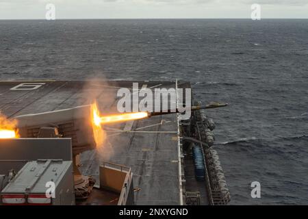 MER DES PHILIPPINES (24 janvier 2023) le porte-avions amphibie déployé à l'avant, USS America (LHA 6), lance un missile Airframe roulant RIM-116 pendant les opérations de routine en cours dans la mer des Philippines, 24 janvier. L'Amérique, navire chef de file du groupe America Amphiobie Ready, opère dans la zone d'exploitation de la flotte 7th. 7th Fleet est le U.S. La plus grande flotte numérotée déployée à l’avant de la Marine interagit et opère régulièrement avec ses alliés et partenaires pour préserver une région libre et ouverte de l’Indo-Pacifique. Banque D'Images