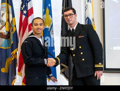 YOKOSUKA, Japon (30 janvier 2023) — technicien en systèmes de turbines à gaz (mécanique) le lieutenant j.g., M. Fireman Kris Capuyan, reçoit un certificat de naturalisation Evan Draym, juge-avocat de l'assistance juridique pour le Bureau régional des services juridiques (RSSO) Pacifique occidental, lors d'une cérémonie de naturalisation des services de citoyenneté et d'immigration des États-Unis, organisée par RSSO Western Pacific au C2 Auditorium à bord Commandant, activités de la flotte Yokosuka (CFAY). Depuis plus de 75 ans, CFAY fournit, entretient et exploite des installations et des services de base à l'appui du déploiement de la flotte américaine 7th Banque D'Images