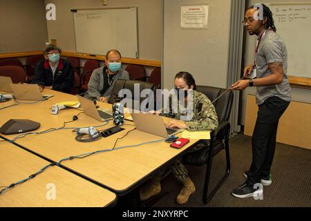 SILVER SPRING, Md. (10 février 2023) Kamarri Norris, un entrepreneur qui appuie la transition VERS LA GENÈSE du système de santé militaire, dispense une formation au personnel du Centre de recherche médicale navale (CNMV). La formation permet de familiariser les cliniciens et le personnel de laboratoire de diagnostic avec le nouveau système de dossiers de santé militaire, qui remplacera le système existant lorsqu'il sera mis en service sur 25 mars. En appui à la Marine, au Marine corps et aux combattants américains conjoints, les chercheurs du CNMV étudient les maladies infectieuses, la détection et la défense de la guerre biologique, les soins aux victimes de combat, les problèmes de santé environnementale, l'aérospatiale et le médication sous-marin Banque D'Images