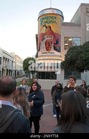 Un groupe est dirigé dans le cadre d'une visite des studios Sony Pictures à Culver City, CA Banque D'Images