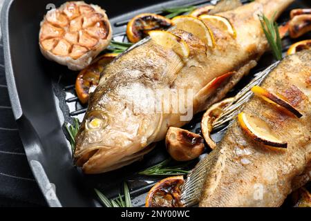 De savoureuses perches rôties maison dans une poêle à grillades, en gros plan. Poissons de rivière Banque D'Images