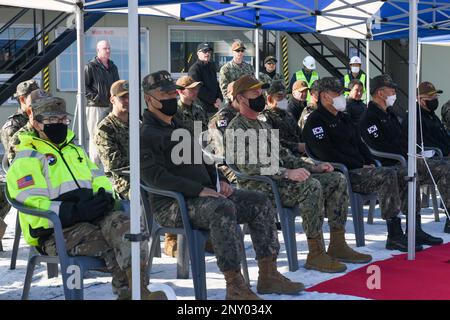 230118-N-ZU848-0026 BUSAN, République de Corée (18 janvier 2023) (de gauche à droite) Col. Heather Levy, commandant du corps d'ingénieurs de l'Armée de l'extrême-Orient; Col. Lee In-Cheol, ROK Ministère de la Défense, Chef de la Division des programmes de l'USFK; Rear ADM. Mark Schafer, commandant des Forces navales de Corée; L'amiral Kim Jung-soo, commandant de la flotte de la République de Corée, et le personnel de la ROK et des États-Unis siègent avant le début de la cérémonie d'inauguration. La cérémonie d’inauguration a eu lieu pour commémorer le premier jour de construction du nouveau bâtiment du siège social du CNFK. Banque D'Images