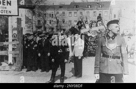 Dans les premiers stades de WW2, les Juifs dans l'europe occupée nazie ont été arrondis et forcés dans des ghettos surpeuplés. Quand la décision a été prise des tuer tous ils ont été déportés vers des centres d'extermination pour être assassinés. Cette image montre les gardes de police allemands et juifs à l'entrée du ghetto Banque D'Images