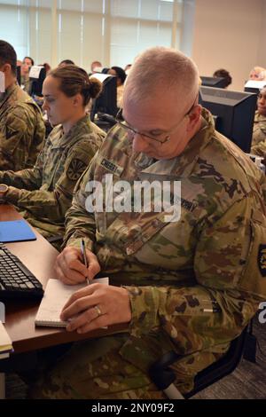 FORT BELVOIR, Virginie – Les officiers des services de retraite de l'Armée de terre (OSR) de la Garde nationale de l'Armée de terre ont suivi un cours de certification ici du 13 au 17 février. Les sujets abordés comprenaient tout, de la rémunération à la retraite et du site Web MyArmyBenefits au régime de prestations aux survivants et au calcul des points de retraite des militaires. Banque D'Images