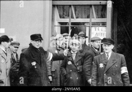 Dans les premiers stades de WW2, les Juifs dans l'europe occupée nazie ont été arrondis et forcés dans des ghettos surpeuplés. Quand la décision a été prise des tuer tous ils ont été déportés vers des centres d'extermination pour être assassinés. Cette image montre des policiers de la police d'ordre juive dans le ghetto Lodz. Banque D'Images