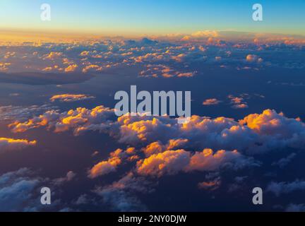 Survoler des nuages fantastiques le soir. Vue aérienne spectaculaire sur les nuages au-dessus de l'océan Banque D'Images