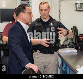 HARRISBURG, Pennsylvanie – Le gouverneur Josh Shapiro observe les membres de l’3rd équipe de soutien civil sur les armes de destruction massive (EMD-CST) de la Garde nationale de Pennsylvanie, phase 1 d’un exercice de formation de deux jours à l’aéroport international de Harrisburg, le 15 février. (Photo de la Garde nationale de Pennsylvanie par Wayne V. Hall) Banque D'Images