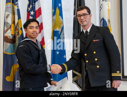 YOKOSUKA (Japon) (30 janvier 2023) — le Matelot de 1re classe Darren Carrillo reçoit un certificat de naturalisation du lieutenant j.g. Evan Draym, juge-avocat de l'assistance juridique pour le Bureau régional des services juridiques (RSSO) Pacifique occidental, lors d'une cérémonie de naturalisation des services de citoyenneté et d'immigration des États-Unis, organisée par RSSO Western Pacific au C2 Auditorium à bord Commandant, activités de la flotte Yokosuka (CFAY). Depuis plus de 75 ans, la CFAY fournit, entretient et exploite des installations et des services de base à l'appui des forces navales déployées à l'avant de la flotte américaine 7th, des commandements des locataires et des milliers de M. Banque D'Images