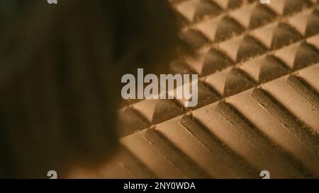 Gros plan des motifs de coupe de la machine sur le bois. Créatif. La machine à découper fonctionne sur bois. Machine automatisée à sculpter le bois. Banque D'Images