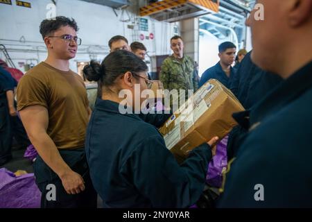 230126-N-KU796-1043 MER DE CHINE DU SUD (26 JANVIER 2023) ÉTATS-UNIS Les marins de la Marine organisent et distribuent du courrier dans la baie hangar à bord du porte-avions USS Nimitz (CVN 68). Nimitz est aux États-Unis 7th Fleet qui effectue des opérations de routine. 7th Fleet est le U.S. La plus grande flotte numérotée déployée à l'avance de la Marine interagit et opère régulièrement avec ses alliés et partenaires pour préserver une région libre et ouverte de l'Indo-Pacifique. Banque D'Images