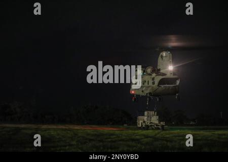 25th peloton de radar DIVARTY HHB, dirigé par 1st Lt. Brendan D. Hayes exécute les opérations de chargement de harnais avec 25th Brigade de l'aviation de combat à la caserne Schofield, à Hawaï. Banque D'Images