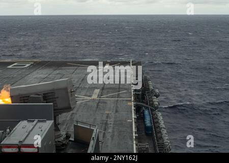 MER DES PHILIPPINES (24 janvier 2023) le porte-avions amphibie déployé à l'avant, USS America (LHA 6), lance un missile Airframe roulant RIM-116 pendant les opérations de routine en cours dans la mer des Philippines, 24 janvier. L'Amérique, navire chef de file du groupe America Amphiobie Ready, opère dans la zone d'exploitation de la flotte 7th. 7th Fleet est le U.S. La plus grande flotte numérotée déployée à l’avant de la Marine interagit et opère régulièrement avec ses alliés et partenaires pour préserver une région libre et ouverte de l’Indo-Pacifique. Banque D'Images