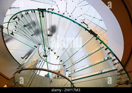 Escalier moderne en verre Silhouette des gens qui marchent à shanghai en chine. Banque D'Images