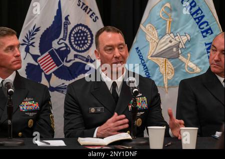 WASHINGTON, D.C., (10 janvier 2023) – le commandant de la Force de commandement des installations de la Marine, Jason Dunn, s'exprime à la table ronde entée lors du Symposium annuel 35th de la surface Navy Association à Washington, D.C., le 10 janvier 2023. Au cours du panel, Dunn et d'autres chefs de la Force et de la flotte de la Marine et de la Garde côtière ont répondu à des questions de marins et de gardes-côtes inscrits allant de la qualité de vie aux changements d'uniforme. Commandant, installations de la Marine le Commandement supervise 48 000 employés répartis sur 70 installations de la Marine dans 10 régions du monde et est chargé de su Banque D'Images