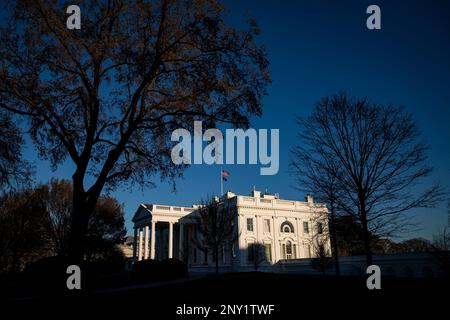 Washington, DC, États-Unis. 28th févr. 2023. La Maison Blanche à Washington, DC, Etats-Unis, le mardi 28 février 2023. Biden a discuté de son plan visant à protéger l'accès des Américains à des soins de santé abordables à Virginia Beach. Photographe: Al Drago/Bloomberg crédit: Al Drago/Pool via CNP/dpa/Alay Live News Banque D'Images