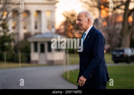 Washington, DC, États-Unis. 28th févr. 2023. Le président des États-Unis Joe Biden marche sur la pelouse sud de la Maison Blanche après son arrivée sur Marine One à Washington, DC, États-Unis, le mardi 28 février, 2023. Biden a discuté de son plan visant à protéger l'accès des Américains à des soins de santé abordables à Virginia Beach. Credit: Al Drago/Pool via CNP/dpa/Alay Live News Banque D'Images