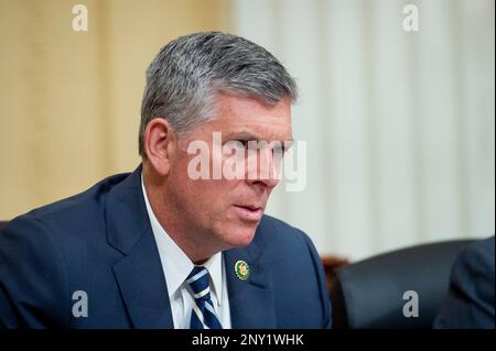 Washington, Vereinigte Staaten. 28th févr. 2023. Représentant des États-Unis Darin LaHood (républicain de l'Illinois) Écoute les témoins pendant le comité spécial de la Chambre des États-Unis sur la concurrence stratégique entre les États-Unis et le Parti communiste chinois âThe audition communiste chinois menace à Partyâs Americaâ dans le bâtiment de bureau de la Maison de Cannon sur Capitol Hill à Washington, DC, mardi, 28 février 2023. Credit: Rod Lamkey/CNP/dpa/Alay Live News Banque D'Images