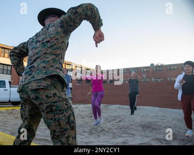 ÉTATS-UNIS Le Sgt Tyler T. Dombrosky du corps maritime, instructeur de forage au sein du bataillon d'entraînement de 1st recrues, à gauche, dirige les éducateurs des postes de recrutement d'Atlanta et de fort Lauderdale dans le cadre d'une séance de formation volontaire sur les incitatifs dans le cadre de l'atelier des éducateurs du Marine corps Recruit Depot Parris Island, en Caroline du Sud, le 11 janvier 2023. L'atelier des éducateurs offre aux enseignants du secondaire et aux administrateurs d'école l'occasion de faire l'expérience et d'acquérir des connaissances sur certains des défis auxquels les recrues sont confrontées pendant la formation de recrutement du corps des Marines. Banque D'Images