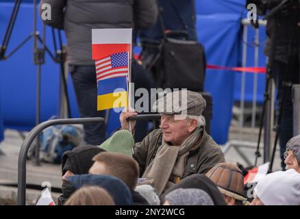 VARSOVIE, POLOGNE – 21 février 2023 : les gens se réunissent pour des discours du président polonais Andrzej Duda et des États-Unis Le président Joe Biden au château royal de Varsovie. Banque D'Images