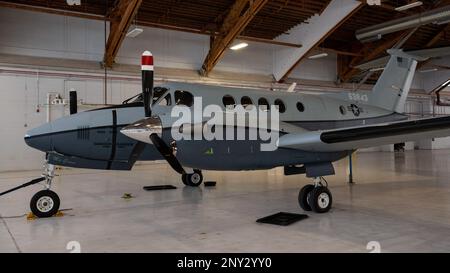 Un C-12F Huron affecté à l'escadron d'essais de vol 586th stationné dans un hangar à la base aérienne Holoman, Nouveau-Mexique, le 10 janvier 2022. Le FLTS de 586th fournit des services au ministère de la Défense et à d'autres clients commerciaux. Banque D'Images