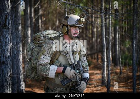 A ÉTATS-UNIS Les aviateurs du Parti de contrôle tactique de la Force aérienne (TACP) de l'escadron des opérations de soutien aérien 165th, Garde nationale aérienne de Géorgie, attendent un appel radio d'un Hawk de Pave HH-60G qui sera transporté hors de Townsend Bombing Range, en Géorgie, après une opération d'entraînement de nuit pendant l'exercice Sunshine Rescue le 24 janvier 2023. Le TACP a travaillé sur une équipe de détection et d'effets dans un environnement austère simulé afin de recueillir des renseignements et de signaler des objets terrestres uniques et des menaces à commander et à contrôler par le biais de plates-formes de communication vocale et numérique. Banque D'Images