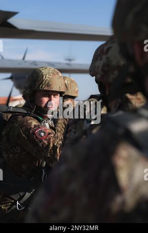 Un parachutiste de l'armée italienne de la Brigade parachutiste Folgore se prépare à monter à bord d'un avion Hercules C-130 à la base aérienne d'Aviano, en Italie, le 26 janvier 2023. La Brigade aéroportée de 173rd est la U.S. La Force de réaction en cas d'urgence de l'armée en Europe, fournissant des forces rapidement déployables aux États-Unis les domaines de responsabilité de l'Europe, de l'Afrique et du Commandement central. Déployée en Italie et en Allemagne, la brigade s'entraîne régulièrement aux côtés des alliés et partenaires de l'OTAN pour établir des partenariats et renforcer l'alliance. Banque D'Images