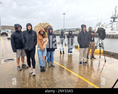 Les membres de la famille attendent d'accueillir l'équipage de l'USCGC Legare (WMEC 912) lors de leur retour au port d'attache de Portsmouth, en Virginie, le 17 février 2023. Legare a été déployé à l’appui du Groupe de travail sur la sécurité intérieure – Sud-est et de l’opération vigilant Sentry pour patrouiller la zone d’opérations du septième district de la Garde côtière. Banque D'Images