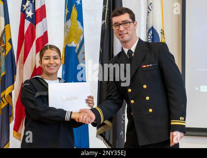 YOKOSUKA, Japon (30 janvier 2023) — Spécialiste en logistique 3rd classe Edna Taisigue reçoit un certificat de naturalisation du lieutenant j.g. Evan Draym, juge-avocat de l'assistance juridique pour le Bureau régional des services juridiques (RSSO) Pacifique occidental, lors d'une cérémonie de naturalisation des services de citoyenneté et d'immigration des États-Unis, organisée par RSSO Western Pacific au C2 Auditorium à bord Commandant, activités de la flotte Yokosuka (CFAY). Depuis plus de 75 ans, CFAY fournit, entretient et exploite des installations et des services de base à l'appui des forces navales déployées à l'avant de la flotte américaine 7th, comman locataire Banque D'Images