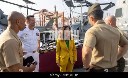 COLOMBO, Sri Lanka (26 janvier 2023) – États-Unis Julie Chung, ambassadrice au Sri Lanka, rencontre les États-Unis Marines et marins avec l'unité expéditionnaire maritime 13th et le quai de transport amphibie USS Anchorage (LPD 23) pour la cérémonie de clôture de la coopération afloat Readiness and Training/Marine exercice Sri Lanka 2023 à Colombo, à bord de l'Anchorage, le 26 janvier. CARAT/MAREX Sri Lanka est un exercice bilatéral entre Sri Lanka et les États-Unis visant à promouvoir la coopération régionale en matière de sécurité, à pratiquer l'assistance humanitaire et les secours en cas de catastrophe, et à renforcer la compréhension maritime, les partenariats et Banque D'Images